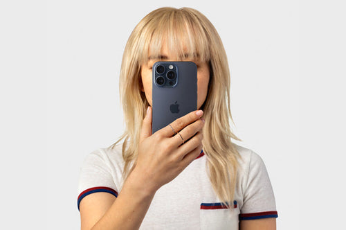 Una mujer configurando en control parental en iphone.