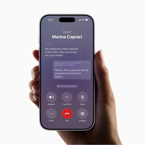 Una persona mostrando como grabar la pantalla en iPhone.