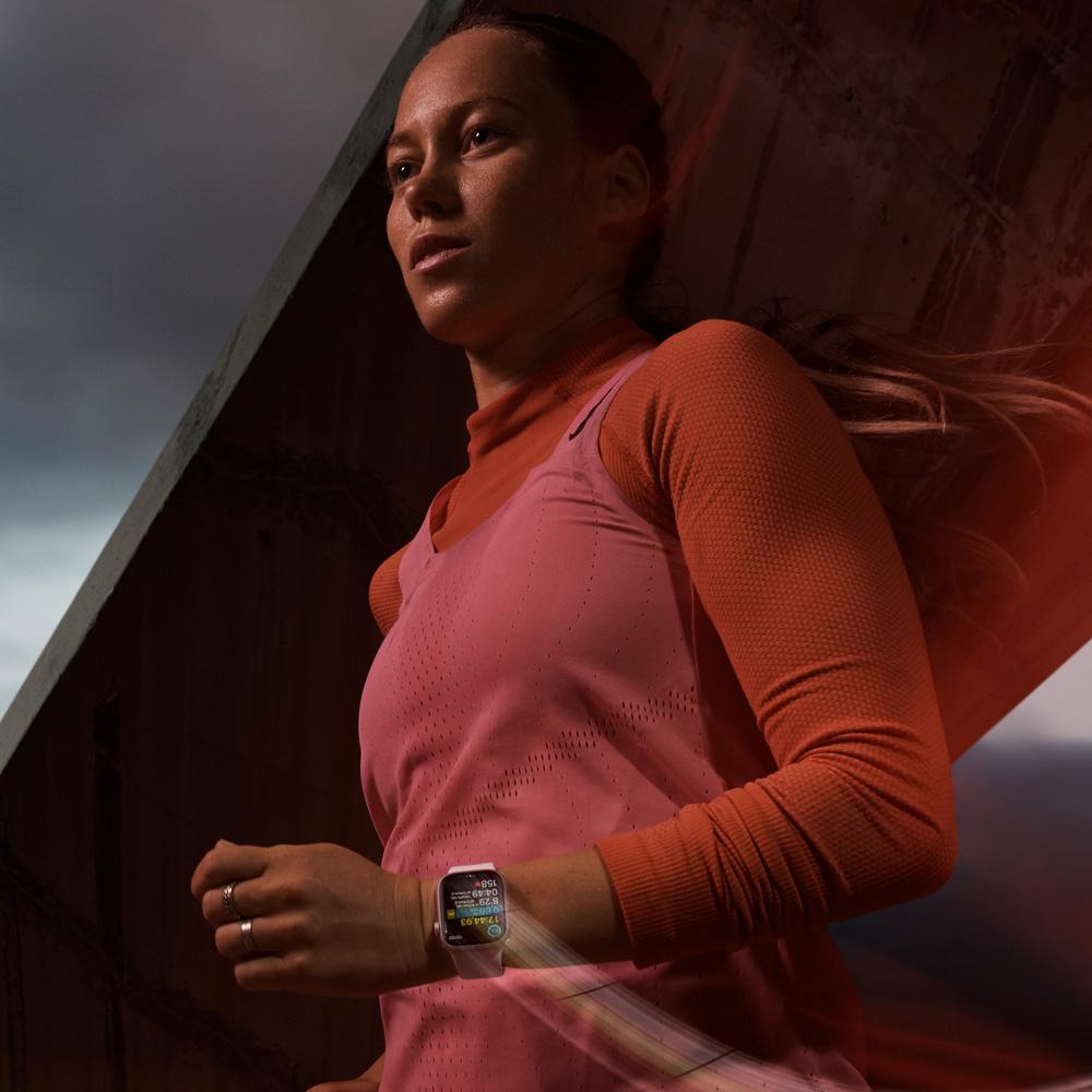 Apple Watch Series 9 GPS • Caja de aluminio rosada de 45 mm • Correa loop deportiva rosado claro