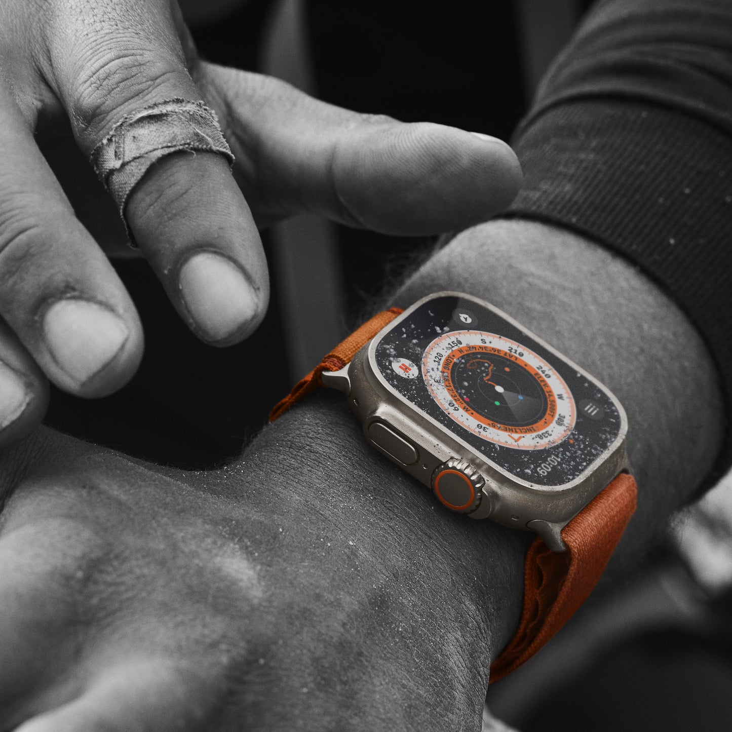 Apple Watch Ultra (GPS + Cellular) - Caja de titanio de 49 mm - Correa Loop Alpine naranja - Talla S